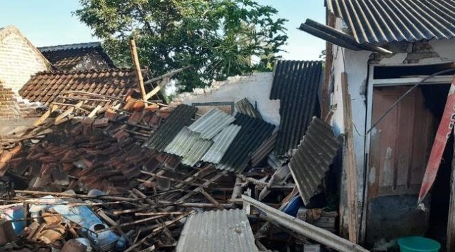 
					Rumah rusak akibat gempa di Jember, Jawa Timur, Kamis (16/12/2021). (Dokumentasi BNPB)