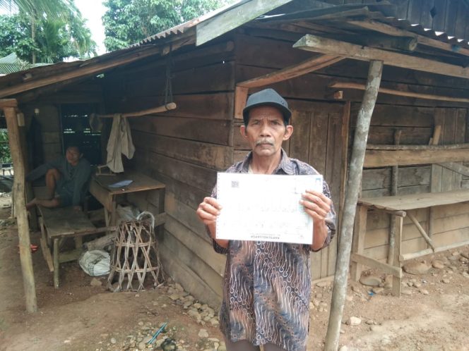 
					Pemilik rumah tak layak huni, Sibar menunjukan kondisi rumahnya, Selasa (8/3/2022).