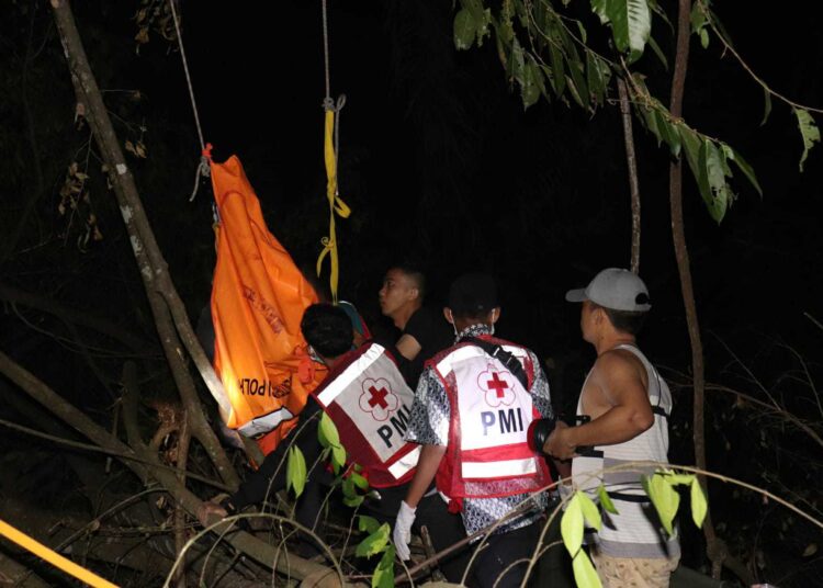 Tak Kunjung Pulang, Pria Paruh Baya Ditemukan Tewas Tersangkut di Pohon
