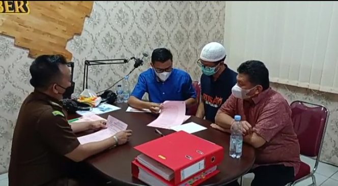 
					Didampingi Kuasa Hukum, Tersangka Korupsi RSUD Bangkinang, Emrizal diserahkan ke Jaksa Penuntut Umum Kejaksaan Negeri Kampar.