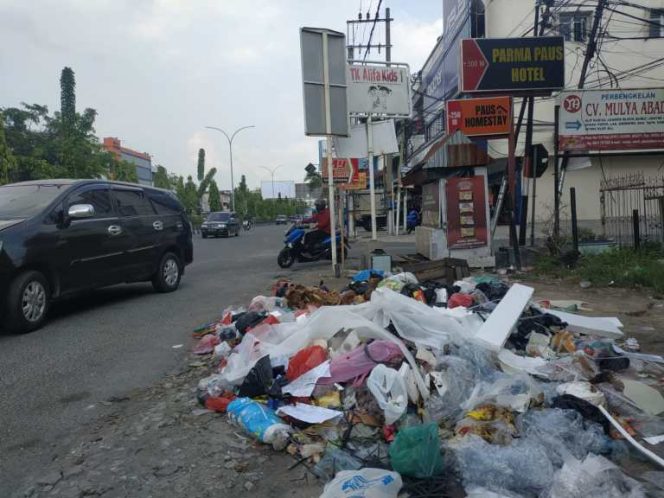 
					Sampah menumpuk di jalan nangka (foto/bpc4)