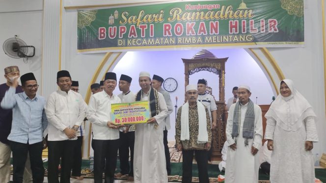 
					Safari Ramadhan di Rimba Melintang, Bupati Rohil Serahkan Bantuan 50 Juta