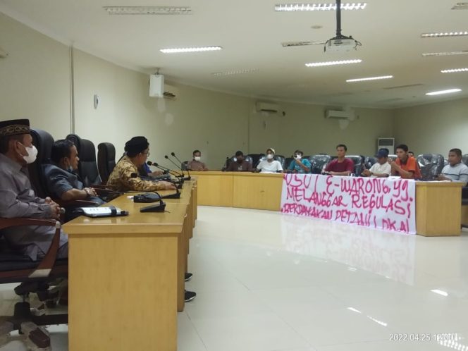 
					Kisruh Bansos di Kampar Riau, Aliansi Masyarakat Anti Korupsi Demo di DPRD, Kadis Sosial Siap-siap Dipanggil