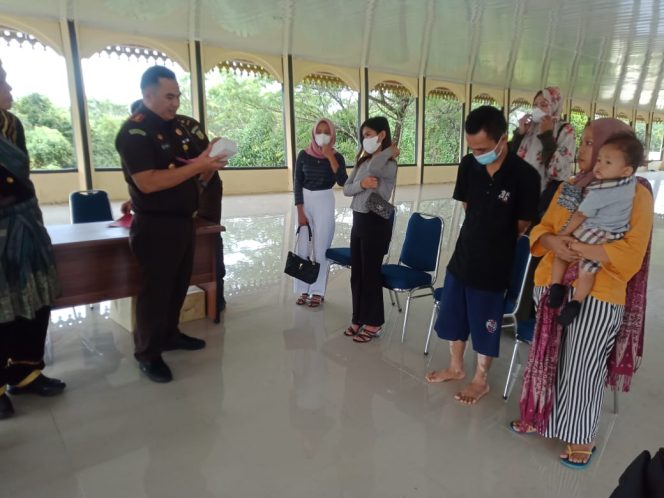 
					Pelaku pencurian handphone saat dipertemukan dengan istri dan anaknya.