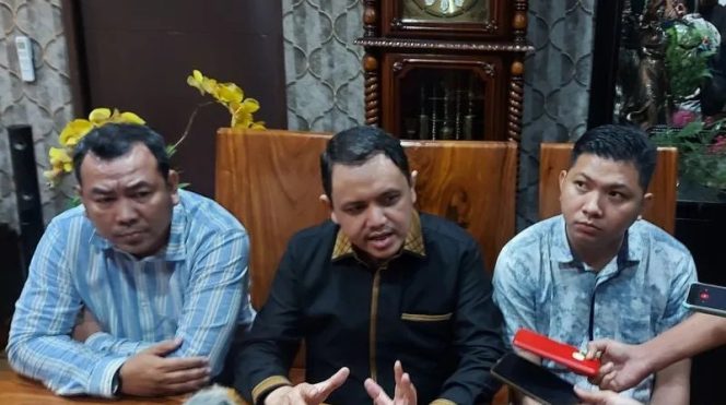 
					Kuasa Hukum Ade Armando Meminta Polisi Tangkap Emak-emak Provokator