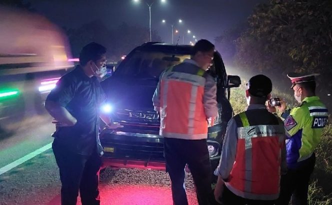 
					Pejalan kaki berinisial TP (19) tertabrak mobil ketika nekat menyeberang ruas Tol Tangerang-Merak Km 66.500. (Foto: Istimewa)