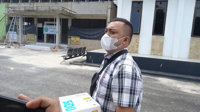 
					Naufal Rahman, Pengecer UD.Lima Tuntuo Tani saat keluar dari gedung Adhyaksa.