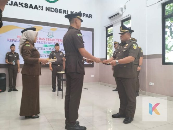 
					Serah terima jabatan Kepala Seksi Intelijen.