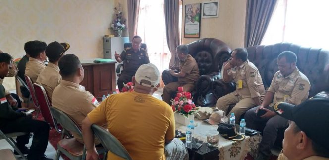 
					Asisten Intelijen Kejaksaan Tinggi (Kejati) Riau, Raharjo Budi Kisnanto, SH., MH bersama Kepala Desa se Kecamatan Kampar Kiri.