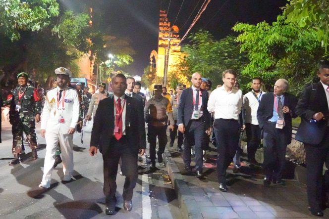 
					Kapolda Bali Langsung Kawal Pengamanan Presiden Prancis yang Jalan Kaki 2 Kilometer