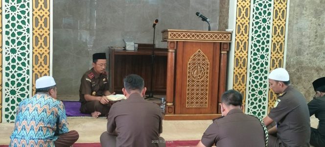 
					Kajati Riau Berikan Tausiyah, Angkat Tema Pentingnya Memuliakan Ulama