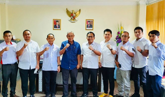 
					Foto bersama Ketua Koni Riau, Ketua Umum Pengurus Provinsi E-Sport Indonesia (ESI) Riau serta para Ketua Bidang.