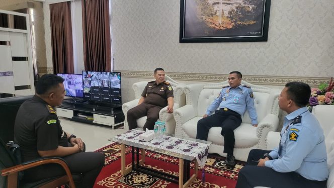 
					Kepala Lembaga Kelas IIA Bangkinang, Mishbahuddin bersama Kajari Kampar, Arif Budiman.