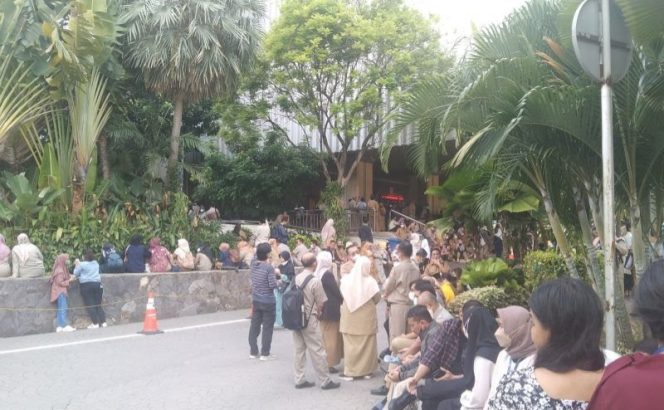
					Gempa Magnitudo 5,6 Guncang Jakarta, Pegawai Berhamburan Keluar Gedung