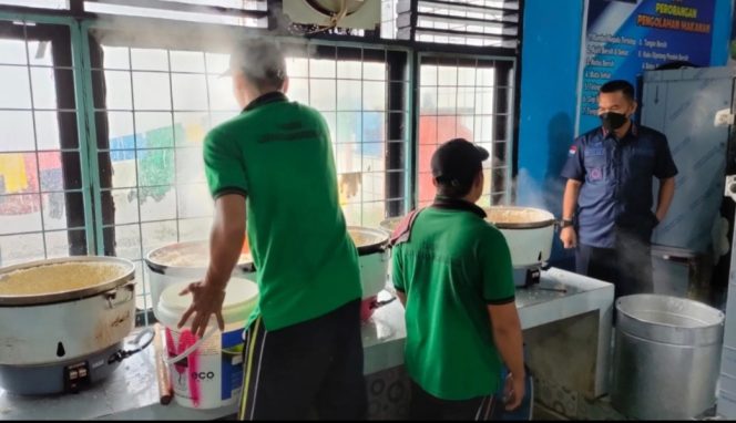 
					Kepala Kelas IIA Bangkinang Kanwil Kemenkumham Riau, Mishbahuddin melakukan monitoring dan Evaluasi di Dapur Lapas.