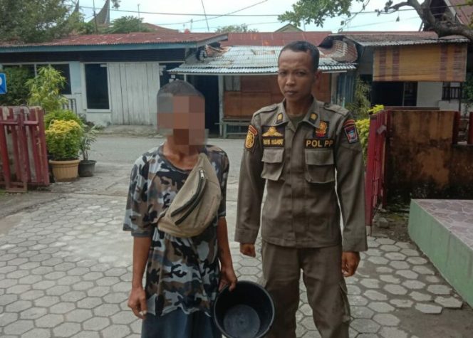 
					Seorang pengemis di GOR Agu Salim ditangkap Satpol PP Padang, Selasa (15/11/2022). Pengemis itu pura-pura lumpuh dalam beraksi dan hampir tertabrak mobil di jalan. [Foto: Humas Satpol PP Padang]