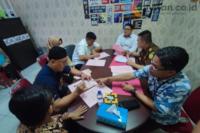 
					JPU Kejari Kampar terima tersangka dan barang bukti (tahap II) Perkara dugaan tindak Pidana Korupsi (Tipikor) pembangunan gedung rawat inap (irna) tahap III RSUD Bangkinang tahun 2019.