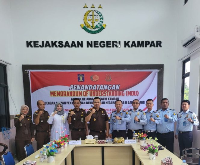 
					Foto Bersama jajaran Kejari Kampar dan jajaran Rupbasan Bangkinang.