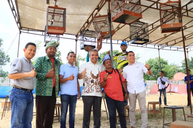 
					Pj Bupati Kampar Dr. H. Kamsol, MM membuka secara resmi Turnamen Bupati Cup Burung Berkicau Se-Provinsi Riau.