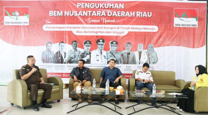 
					Asisten Intelijen Kejaksaan Tinggi Riau, Rahardjo Budi Kisnanto, S.H., M.H menjadi pemateri dalam kegiatan Pengukuhan Pengurus BEM Nusantara Daerah Riau Periode 2022-2023.