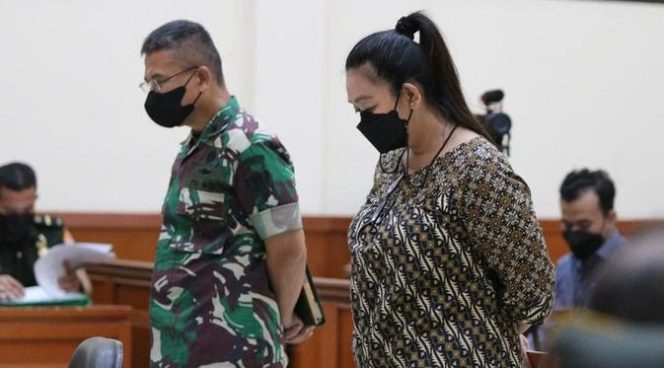 
					Terdakwa kasus dugaan korupsi dana Tabungan Wajib Perumahan Angkatan Darat (TWP AD), Brigjen TNI Yus Adi Kamrullah dan Ni Putu Purnamasari. Keduanya menghadapi sidang perdana dengan agenda pembacaan dakwaan di Pengadilan Militer Tinggi II Jakarta, Rabu 27 April 2022. (Foto: Dokumentasi Kejaksaan Agung)