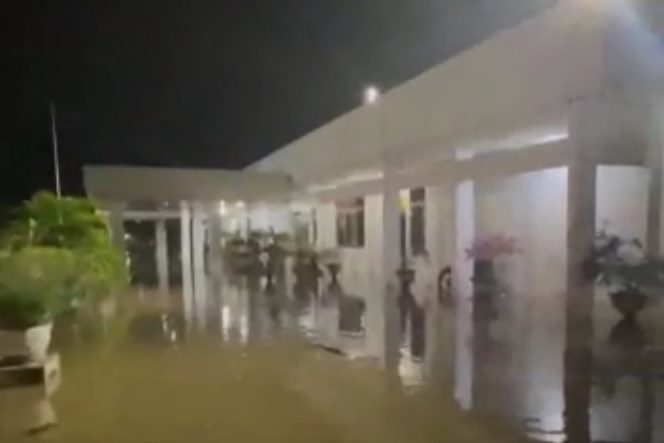 
					Rumah Dinas Bupati Indragiri Hilir HM Wardan di Jalan Kesehatan Kecamatan Tembilahan terdampak banjir