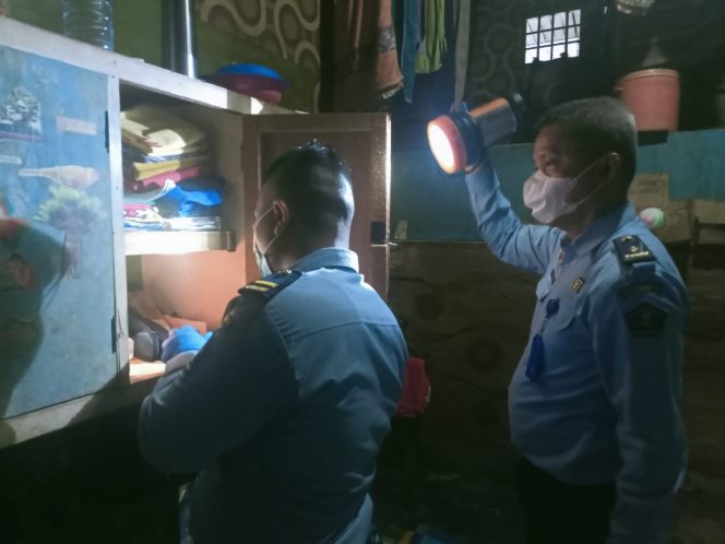 
					Petugas Lapas Bangkinang lakukan penggeledahan di kamar hunian warga binaan.