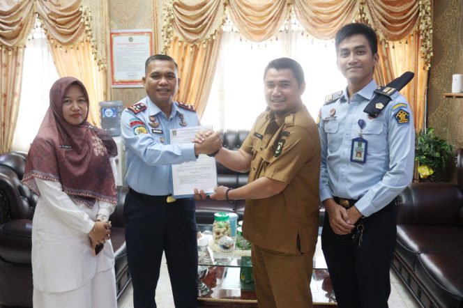 
					Kepala Lapas Bangkinang, Mishbahuddin bersama Kepala UPT Puskesmas Bangkinang melakukan penandatanganan perpanjangan Perjanjian Kerjasama (MoU).
