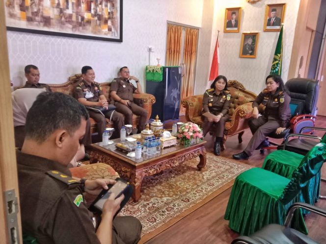 
					Asisten Pengawasan Kejaksaan Tinggi Riau Ayu Agung, SH., MH, M.Si (Han) bersama seluruh Pemeriksa dan Auditor bidang Pengawasan Kejaksaan Tinggi Riau melaksanakan Kunjungan Kerja ke Kejaksaan Negeri Rokan Hilir.