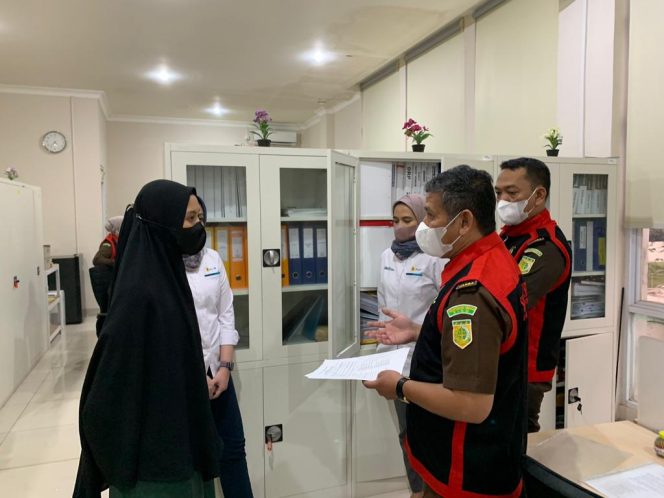 
					Tim Penyidik pada Bidang Pidana Khusus (Pidsus) Kejaksaan Tinggi (Kejati) Riau menyita sejumlah dokumen.