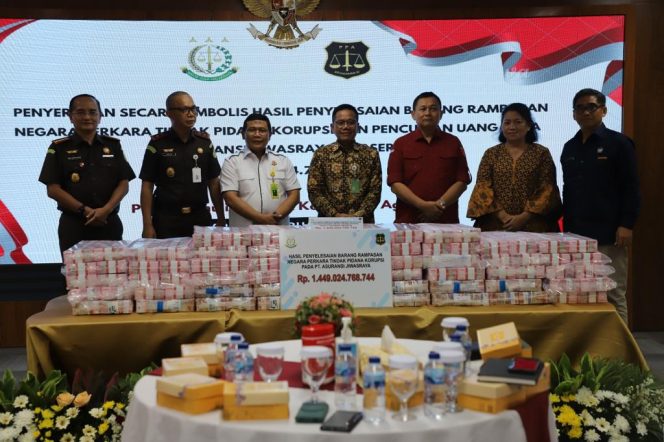
					Penyerahan secara simbolis Hasil Penyelesaian Barang Rampasan Negara Perkara Tindak Pidana Korupsi dan Pencucian Uang pada PT Asuransi Jiwasraya (persero) ke kas negara melalui Direktur Jenderal Kekayaan Negara Kementerian Keuangan.
