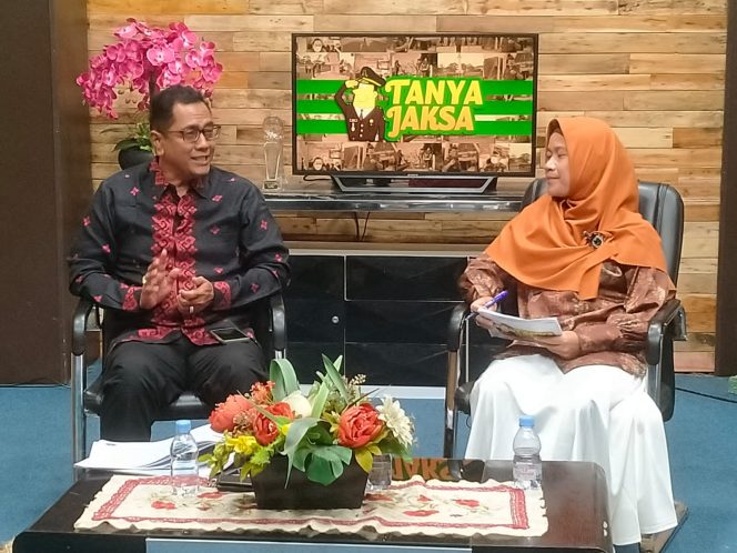 
					Kasi B bidang Intelijen Kejaksaan Tinggi Riau Ali Rahim, SH., MH menjadi narasumber pada Dialog dalam Program Tanya Jaksa.