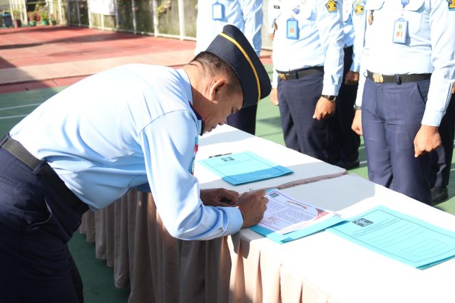 
					Kepala Lapas Bangkinang, Mishbahuddin, melakukan penandatangan Pakta Integritas.