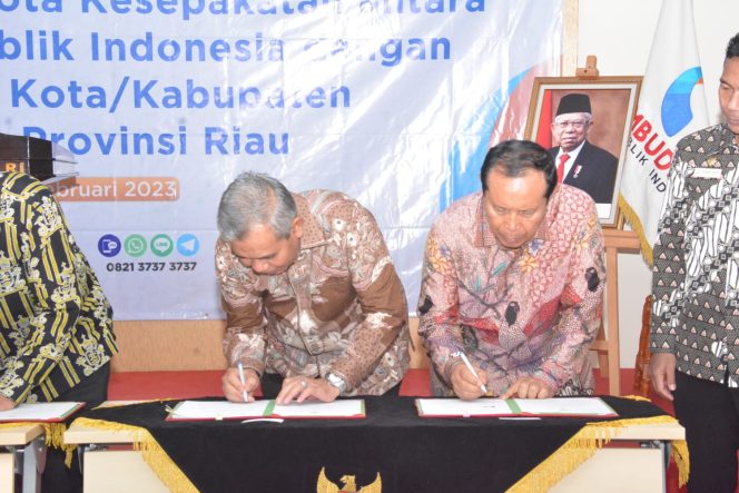 
					Pj Bupati Kampar Dr. H. Kamsol, MM melakukan penandatangan Momerandum Of Understanding (MoU) dengan Ombudsman RI.