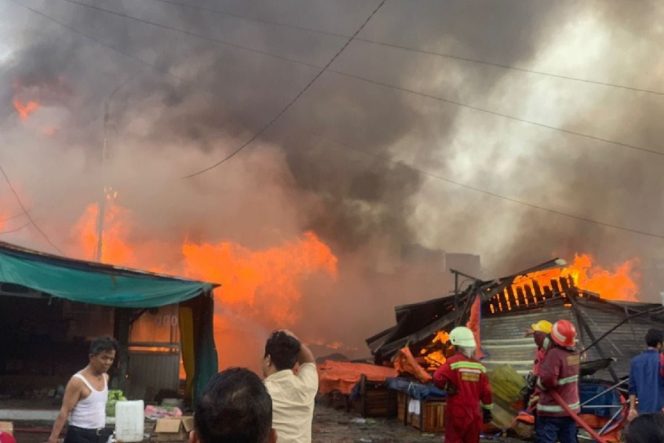 
					Ratusan Kios Pedagang di Pasar Cik Puan Pekanbaru Terbakar