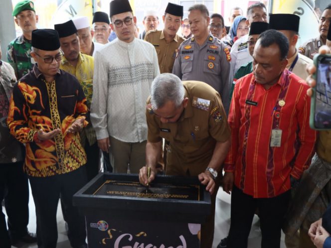 
					Pj Bupati Kampar Dr. H. Kamsol, MM hadir pada acara Grand Opening Toko Emas Syam Group.