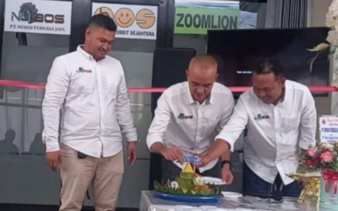 
					Grand Opening kantor cabang PT BOS dan NUbos Perkasa Jaya ditandai dengan pemotongan tumpeng.