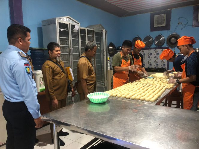 
					Dinas Perindustrian dan Perdagangan Kabupaten Kampar berkunjung ke Lembaga Pemasyarakatan Kelas IIA Bangkinang.