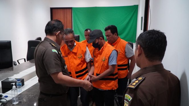 
					Tim Jaksa Penyidik Bidang Pidana Khusus (Pidsus) Kejaksaan Tinggi (Kejati) Riau menetapkan 4 tersangka dalam kasus dugaan korupsi proyek pembangunan Masjid Raya Pekanbaru Tahun Anggaran 2021.