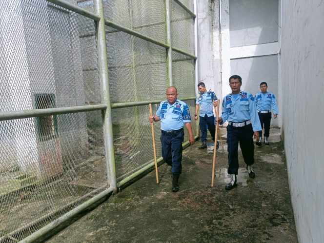 
					Ka. KPLP, M. Hasan memimpin pengamanan deteksi dini area Lapas Bangkinang.