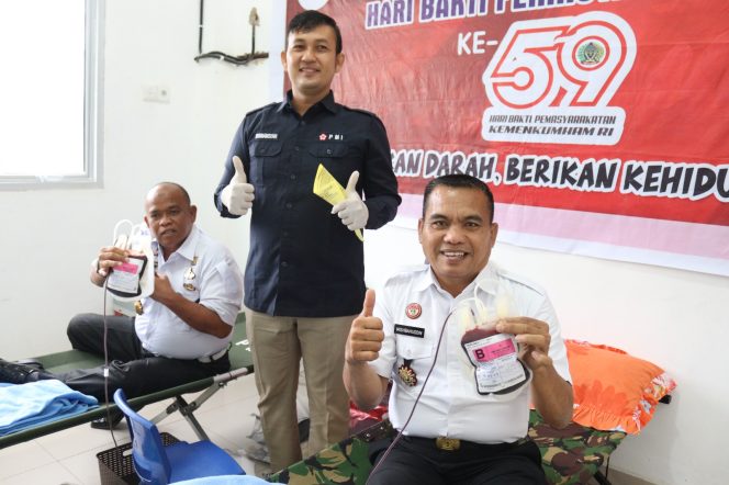 
					Kalapas Bangkinang dan KPLP usai melakukan donor darah.
