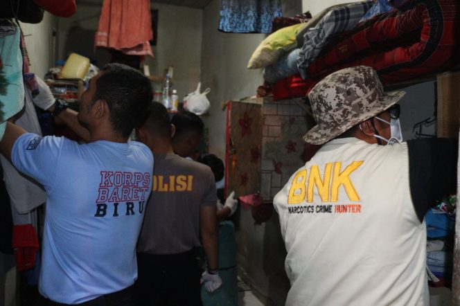 
					Petugas Geledah Kamar Warga Binaan Lapas Bangkinang.
