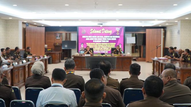 
					Direktur Upaya Hukum Luar Biasa, Eksekusi Dan Eksaminasi Pada Jaksa Agung Muda Tindak Pidana Khusus Kejagung, Dr. Undang Mugopal, SH., M. Hum memberikan pengarahan di Kejati Riau.