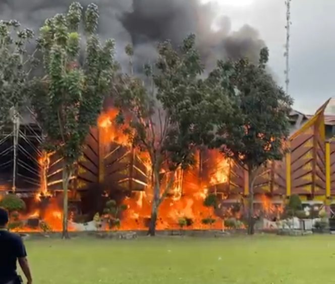 
					Gedung utama Mal Pelayanan Publik (MPP) Pekanbaru dilalap sijago merah.