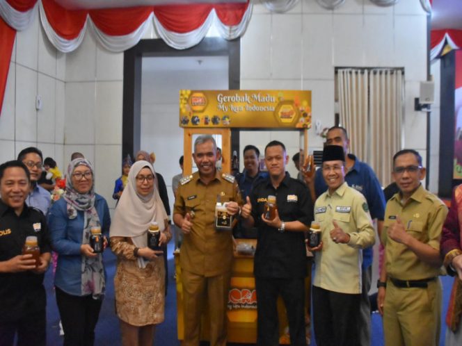 
					Pj Bupati Kampar Dr H Kamsol MM mengahadiri sekaligus membuka seminar kewirausahaan internasional lebah dan kelulut.