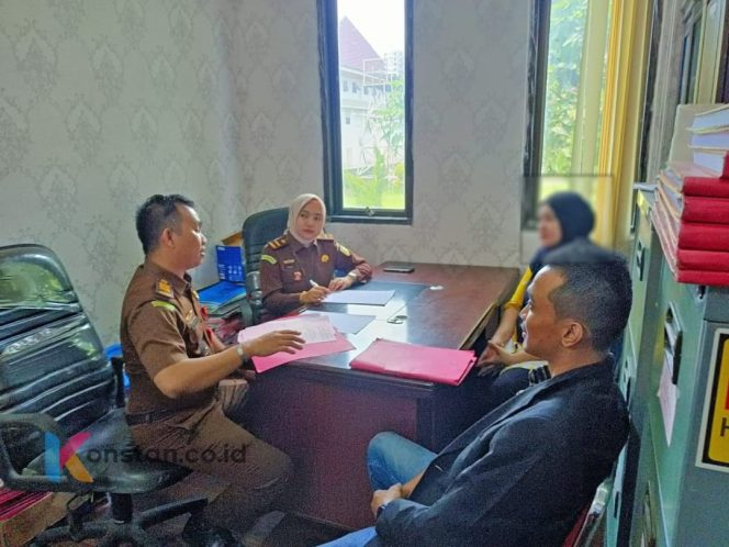 
					Tahap dua atau penyerahan tersangka dan barang bukti kasus dugaan korupsi korupsi anggaran Badan Layanan Umum Daerah (BLUD) RSUD Bangkinang di Kejaksaan Negeri Kampar.