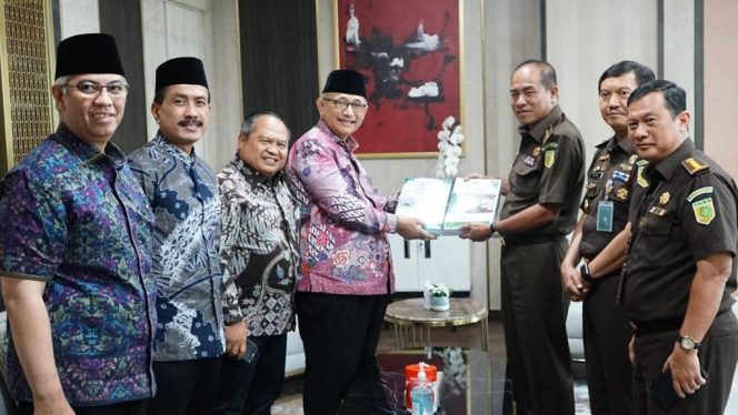 
					Jaksa Agung Muda Intelijen (JAM-Intelijen) Amir Yanto menerima kunjungan silaturahmi dengan Ketua Umum Dewan Pimpinan Pusat (DPP) Lembaga Dakwah Islam Indonesia (LDII) KH Chriswanto Santoso.
