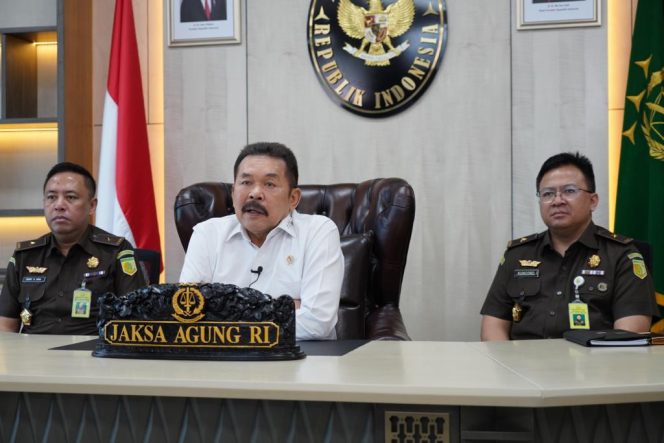 
					Jaksa Agung Burhanuddin memberikan pengarahan pada Acara Kunjungan Kerja Virtual dalam rangka menyambut Hari Raya Idul Fitri 1444 H,