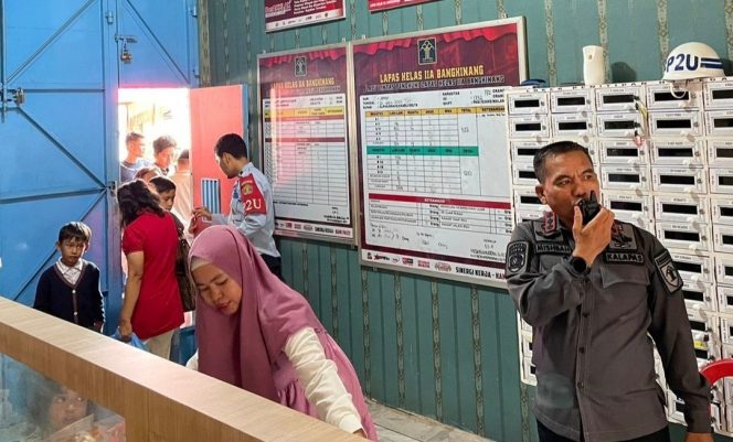 
					Kepala Lapas Kelas IIA Bangkinang Mishbahuddin turun langsung mengatur alur pada hari terakhir kunjungan Hari Raya Idul Fitri 1444 H.