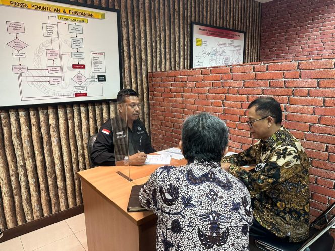 
					Kejaksaan Agung (Kejagung) melakukan pelimpahan Tahap II tersangka dan barang bukti atas 3 berkas perkara dugaan tindak pidana korupsi penyediaan infrastruktur Base Transceiver Station (BTS) 4G dan infrastruktur pendukung paket 1, 2, 3, 4, dan 5 BAKTI Kementerian Komunikasi dan Informatika Tahun 2020-2022 kepada Jaksa Penuntut Umum pada Kejaksaan Negeri Jakarta Selatan.